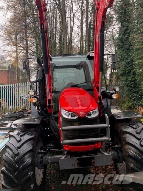 Massey Ferguson 5711M CAB Трактори