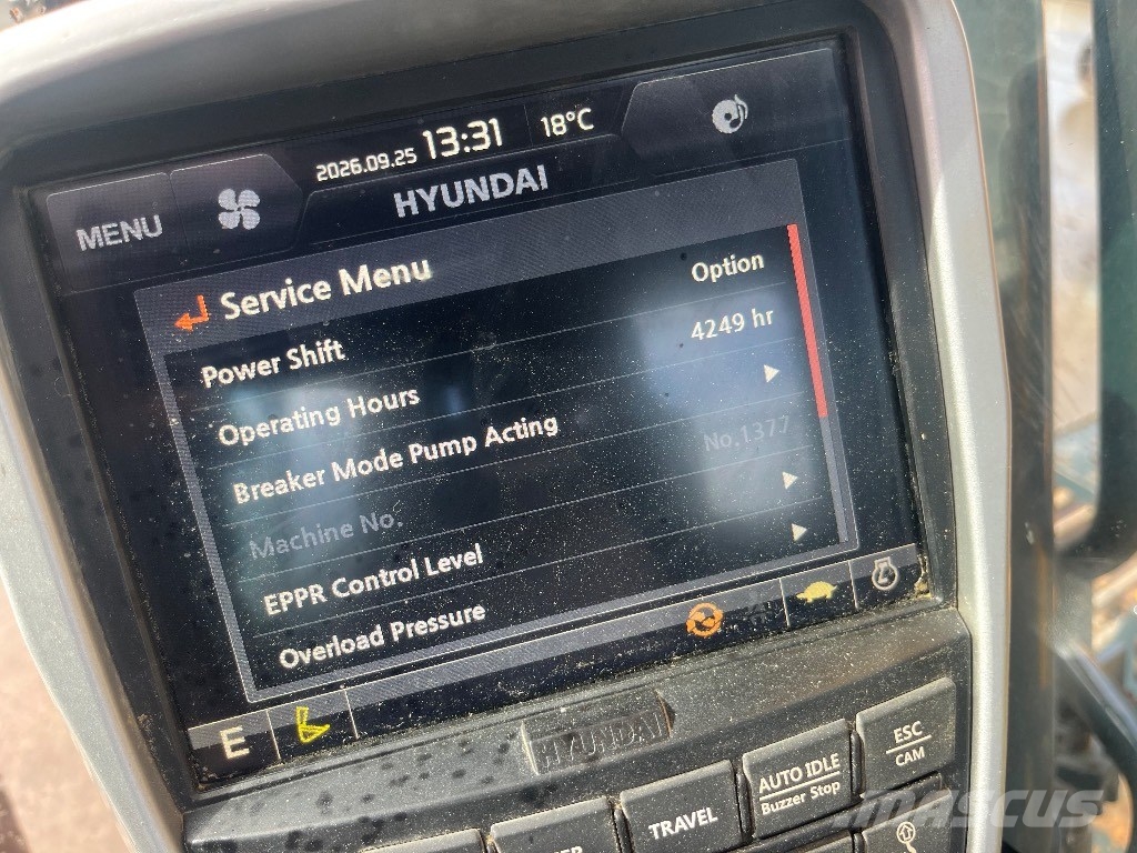Hyundai HX 220 L Гусеничні екскаватори