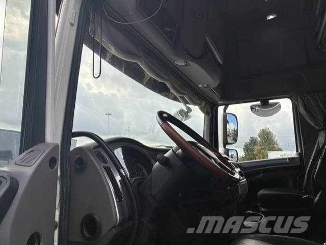 DAF XF 530 FAK 8X2 Umpikorikuorma-autot