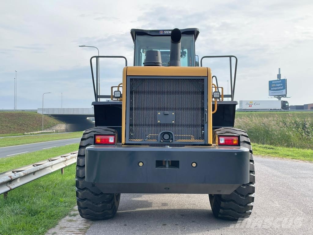 SEM 655D Колесни товарачи