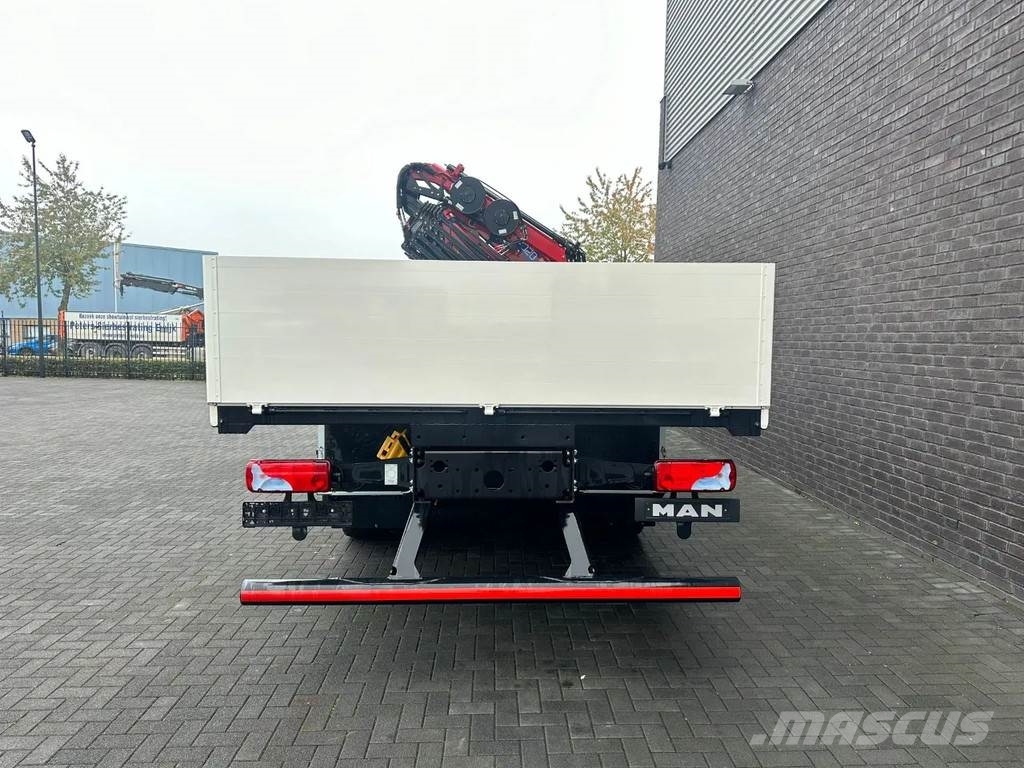 MAN TGS 35.470 8X4 HMF 4020-K6 + FJ 600 K4 KRAAN/KRAN/ Vlakke laadvloer met kraan