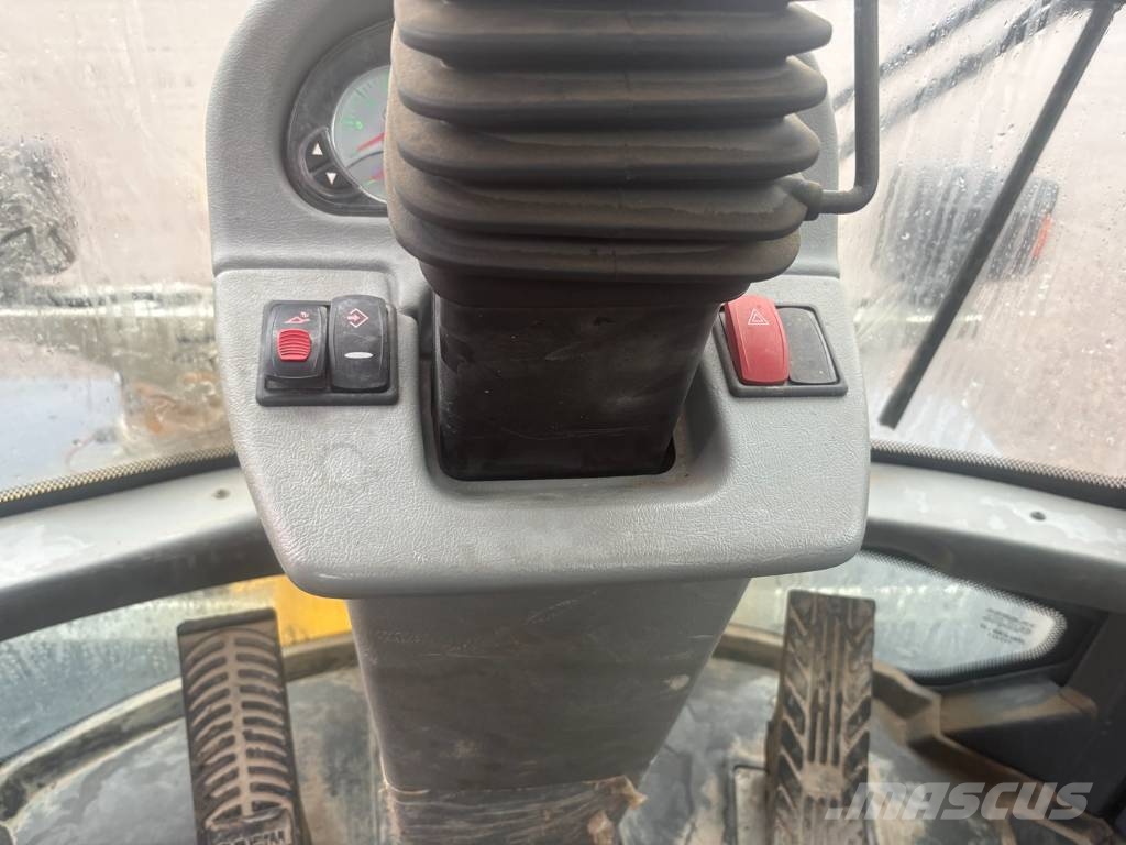 Yanmar V 100 Iekrāvēji uz riteņiem