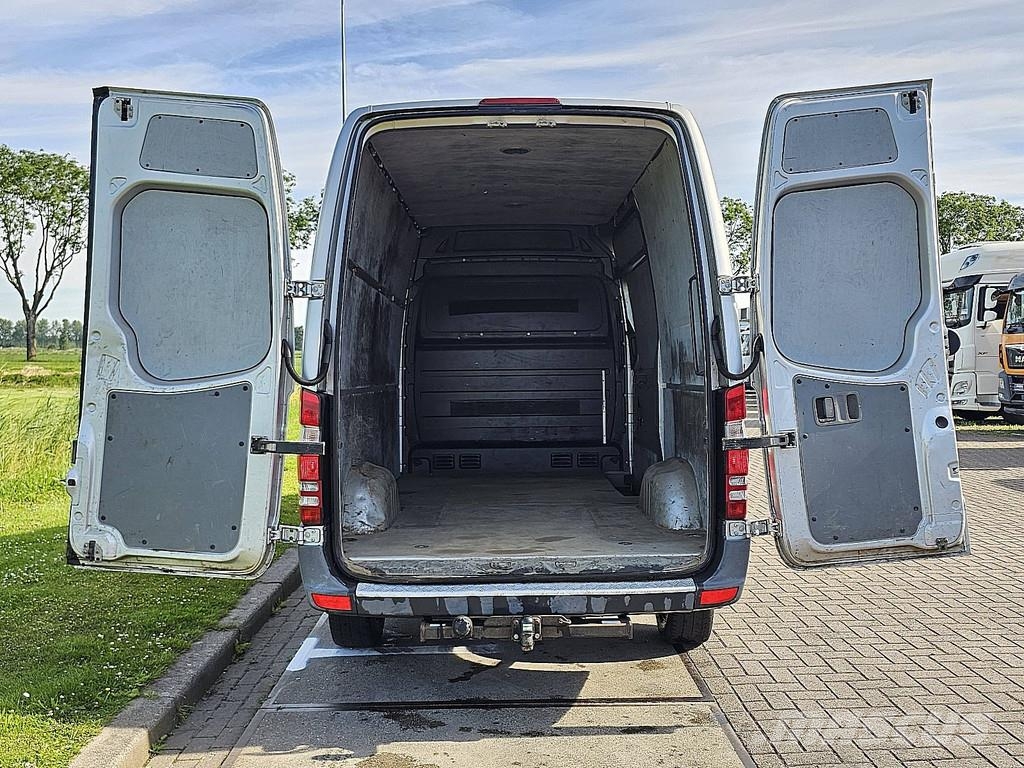 Mercedes-Benz Sprinter 319 V6 3.0ltr ac aut شاحنة مقفلة