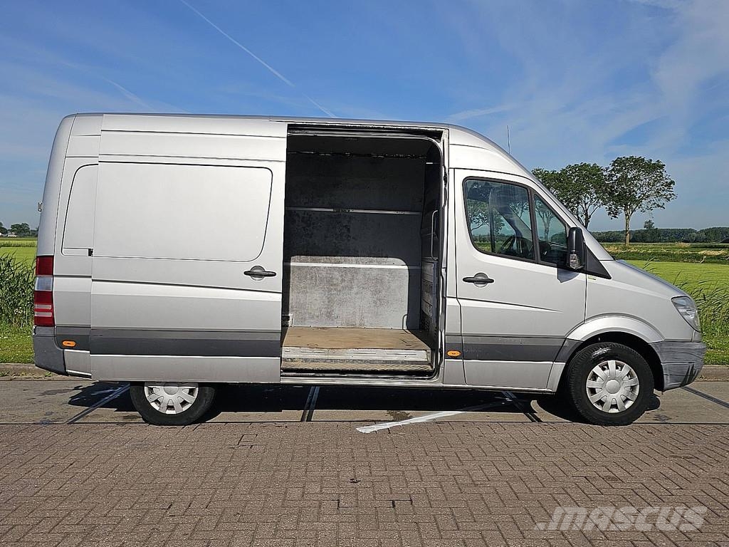 Mercedes-Benz Sprinter 319 V6 3.0ltr ac aut شاحنة مقفلة