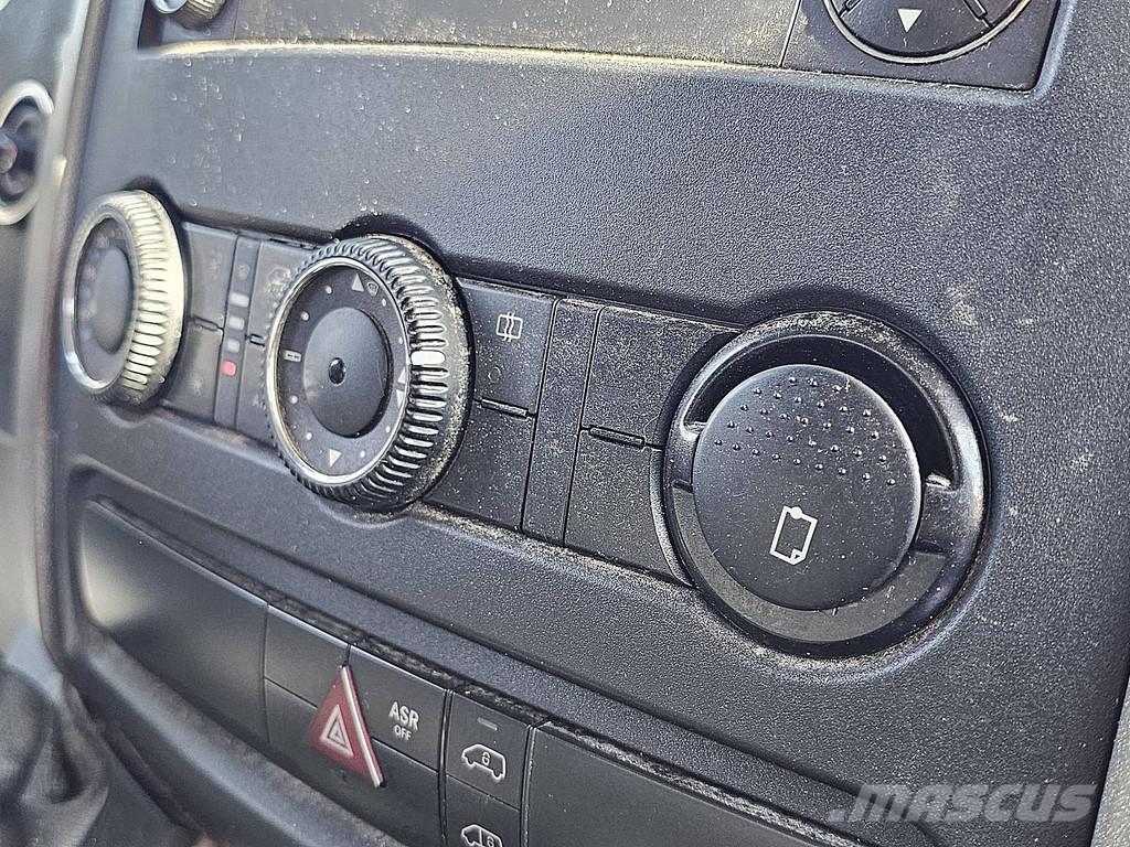 Mercedes-Benz Sprinter 319 V6 3.0ltr ac aut شاحنة مقفلة