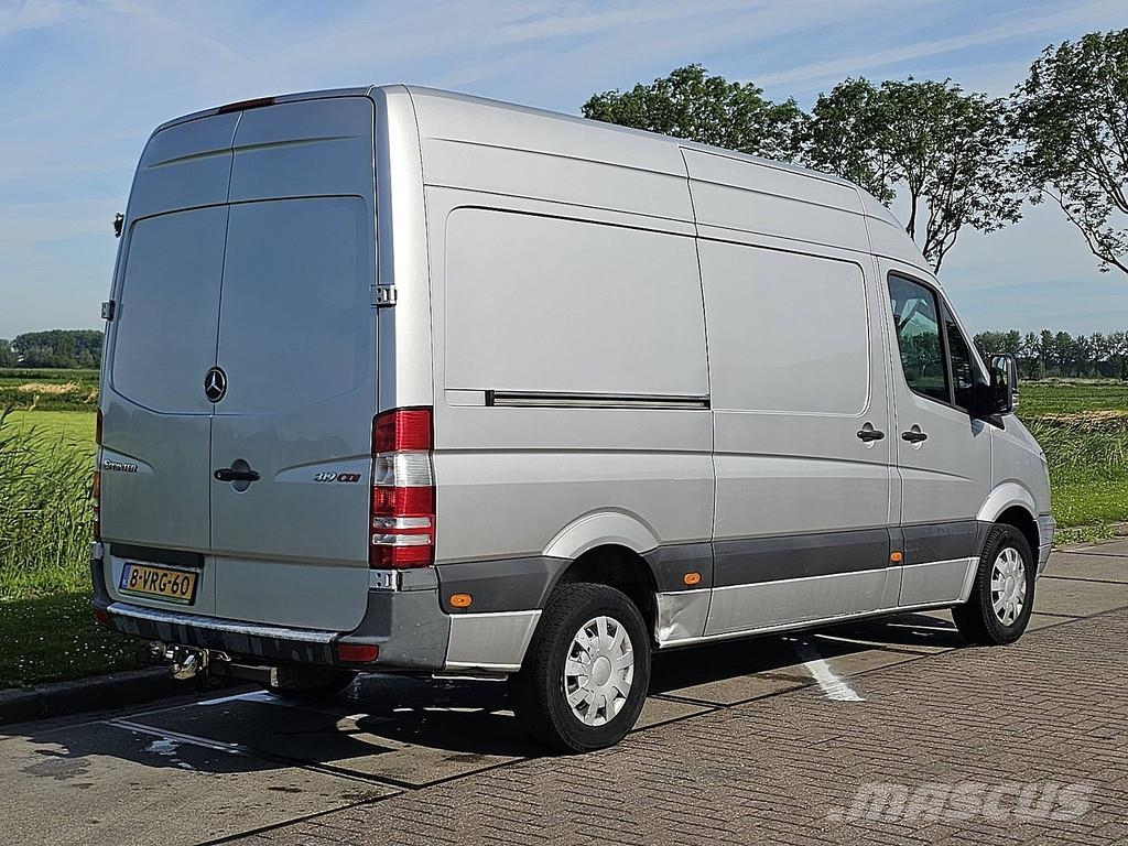 Mercedes-Benz Sprinter 319 V6 3.0ltr ac aut شاحنة مقفلة
