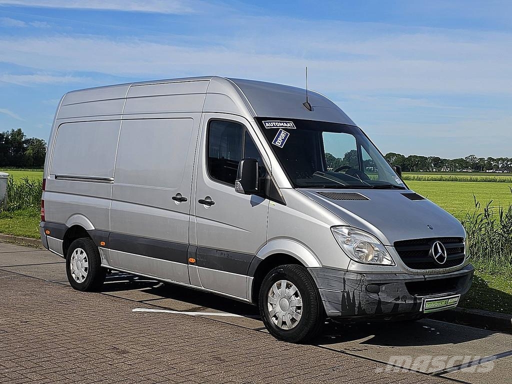 Mercedes-Benz Sprinter 319 V6 3.0ltr ac aut شاحنة مقفلة