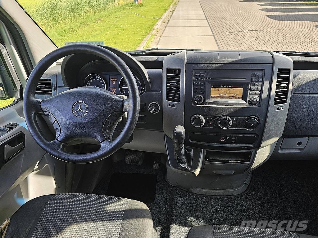 Mercedes-Benz Sprinter 319 V6 3.0ltr ac aut شاحنة مقفلة