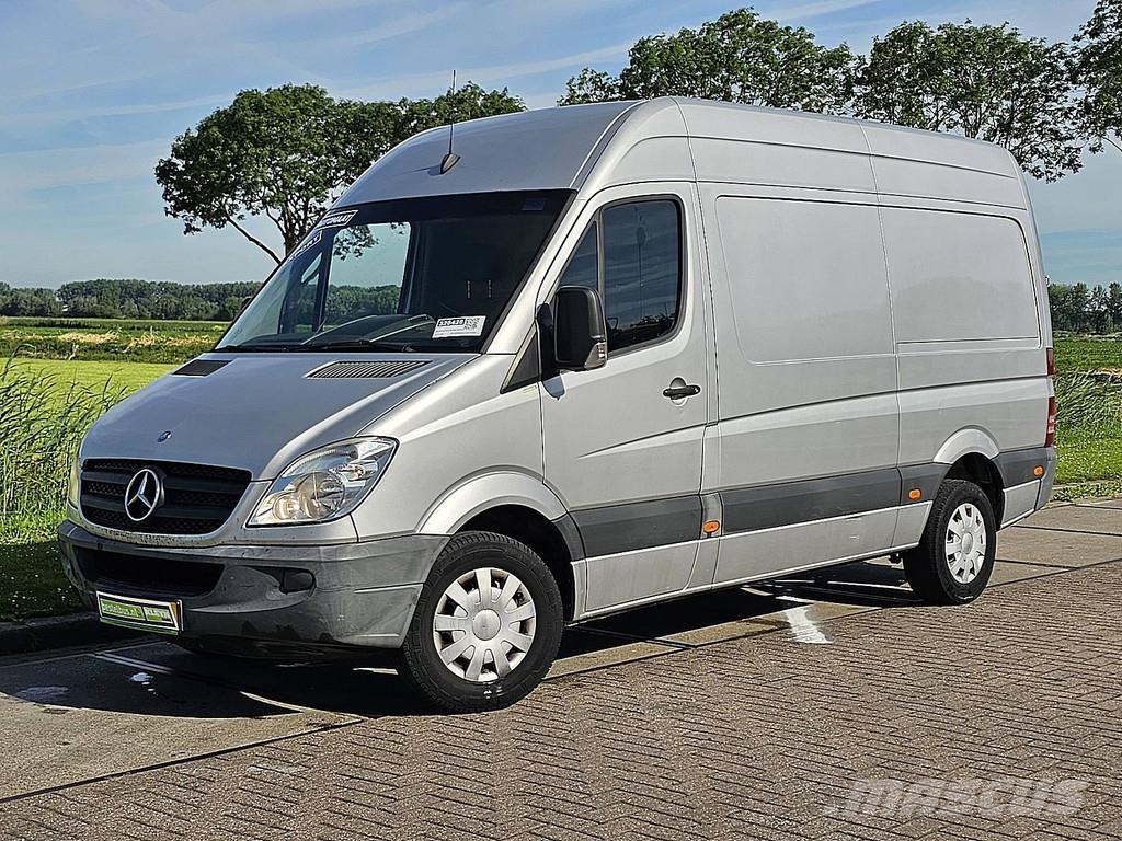 Mercedes-Benz Sprinter 319 V6 3.0ltr ac aut شاحنة مقفلة