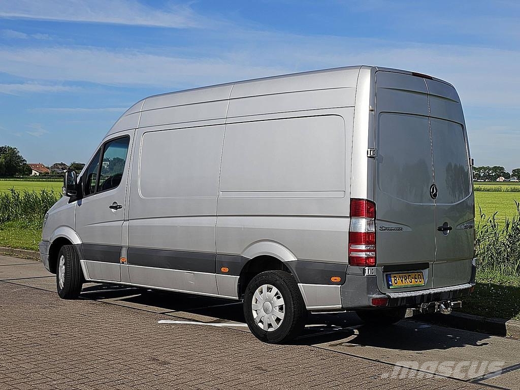 Mercedes-Benz Sprinter 319 V6 3.0ltr ac aut شاحنة مقفلة