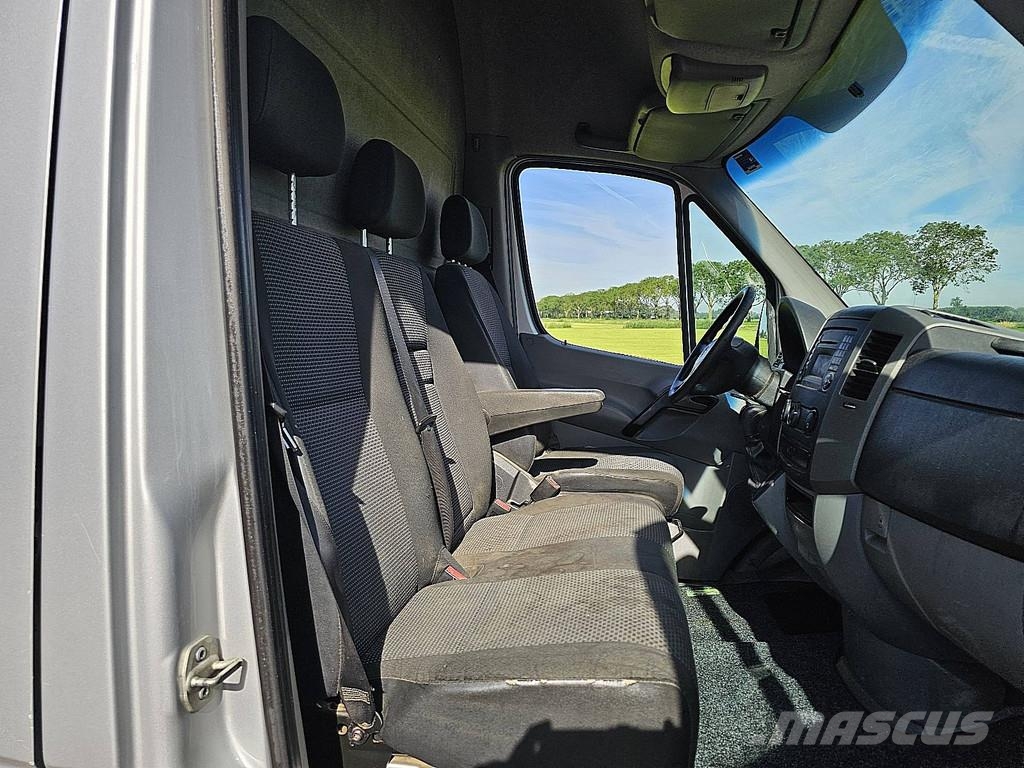 Mercedes-Benz Sprinter 319 V6 3.0ltr ac aut شاحنة مقفلة