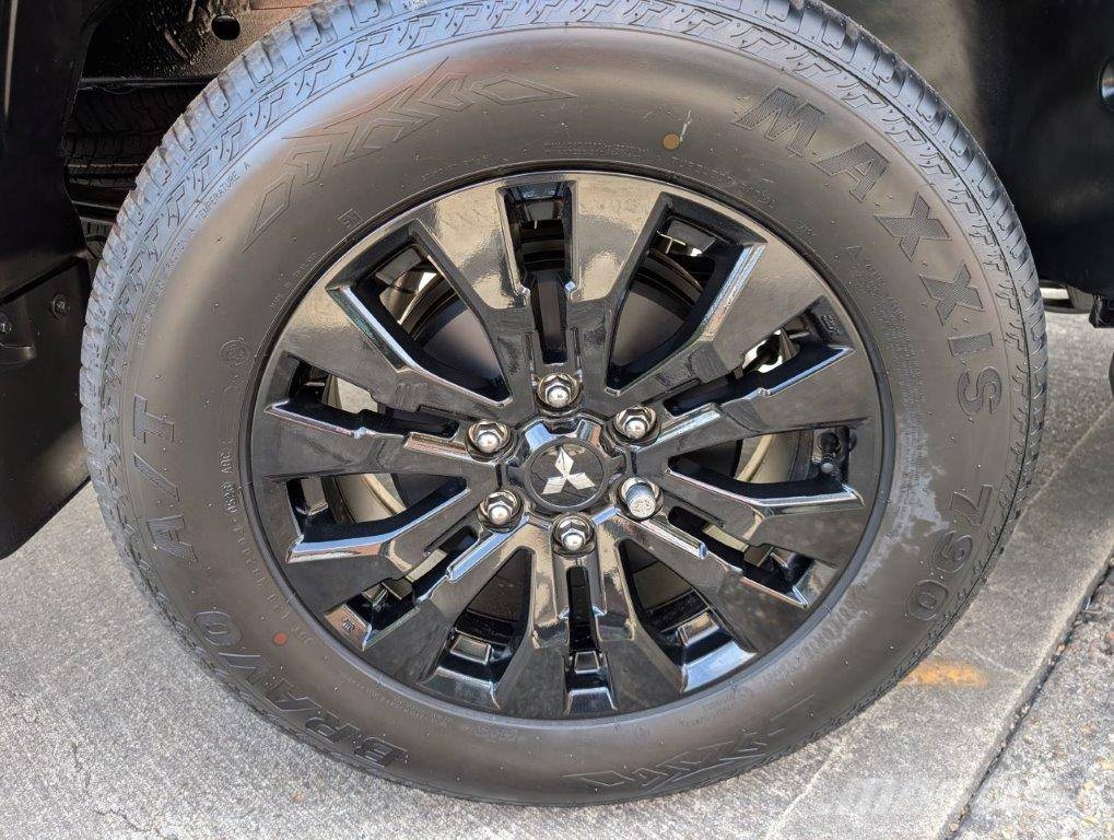 Mitsubishi L 200 Пикапи