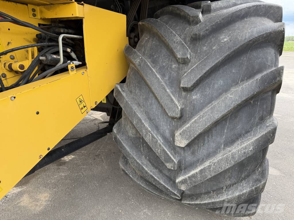 New Holland Combine CR 980 Mašine za stočnu hranu sa sopstvenim pogonom