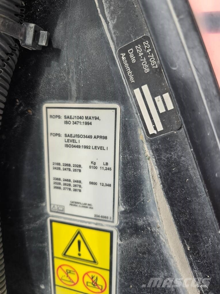 CAT 242 B Skid steer mini utovarivači