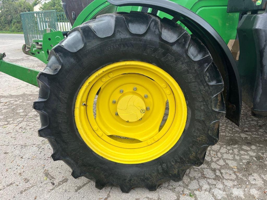 John Deere 6115M Traktori