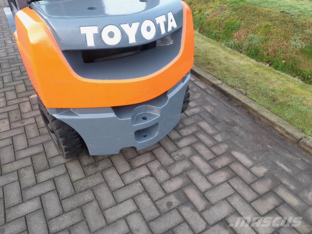 Toyota Tonero 25 柴油叉车