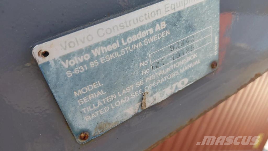 Volvo L150 L180 L220 log wood clamb 2.70m wide 兩爪吊夾
