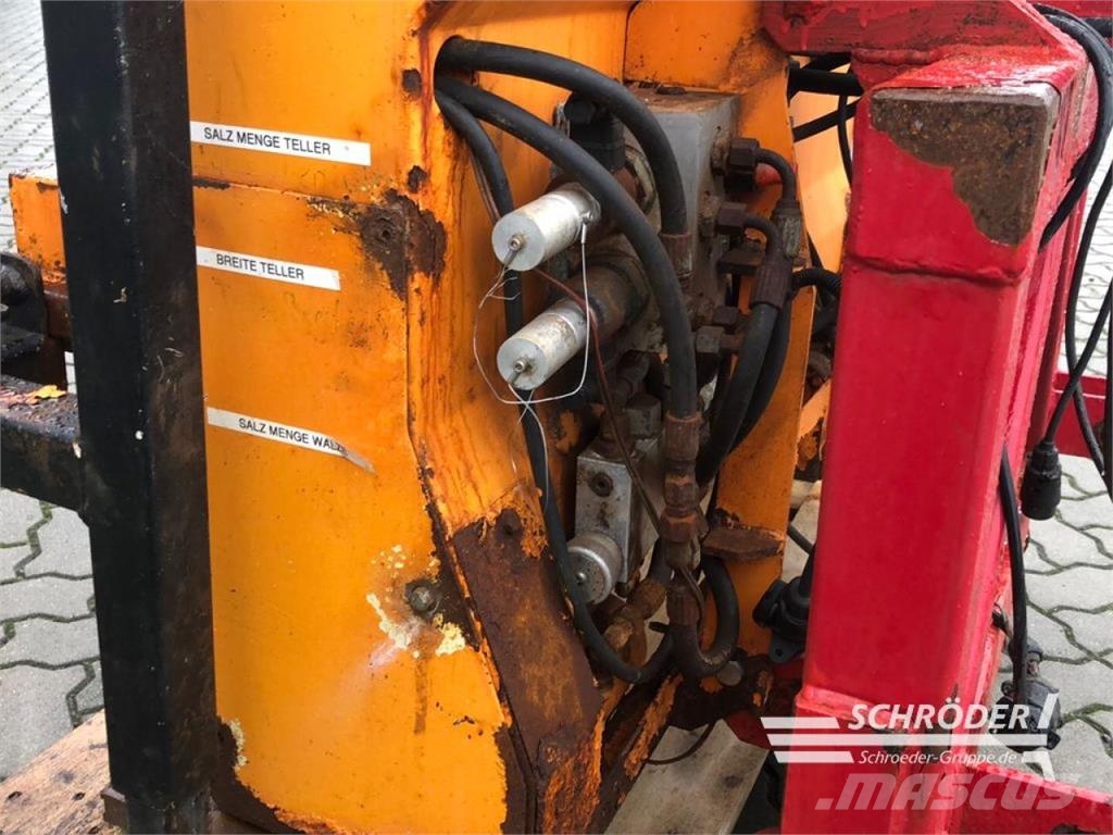  KIF KOMBI HECKANBAUSTREUER 300 L معدات نشر الرمال والملح