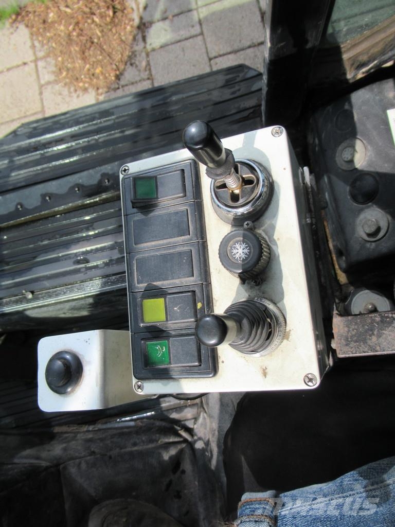 Roberine 1503 - 628 4WD Onkruidborstelmachine Balayeuse / Autolaveuse