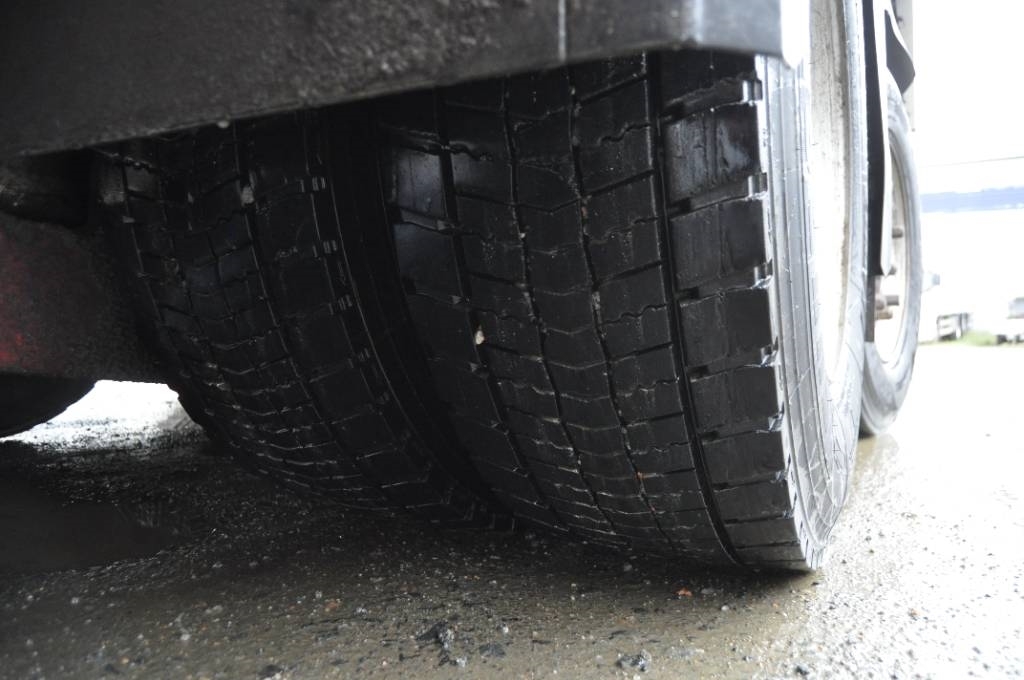 Mercedes-Benz Arocs 2751 L 6X2 Camiones volquete para virutas de madera