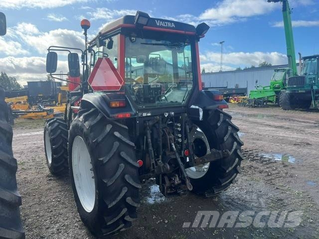 VALTRA 900 MED LASTARE Traktorer