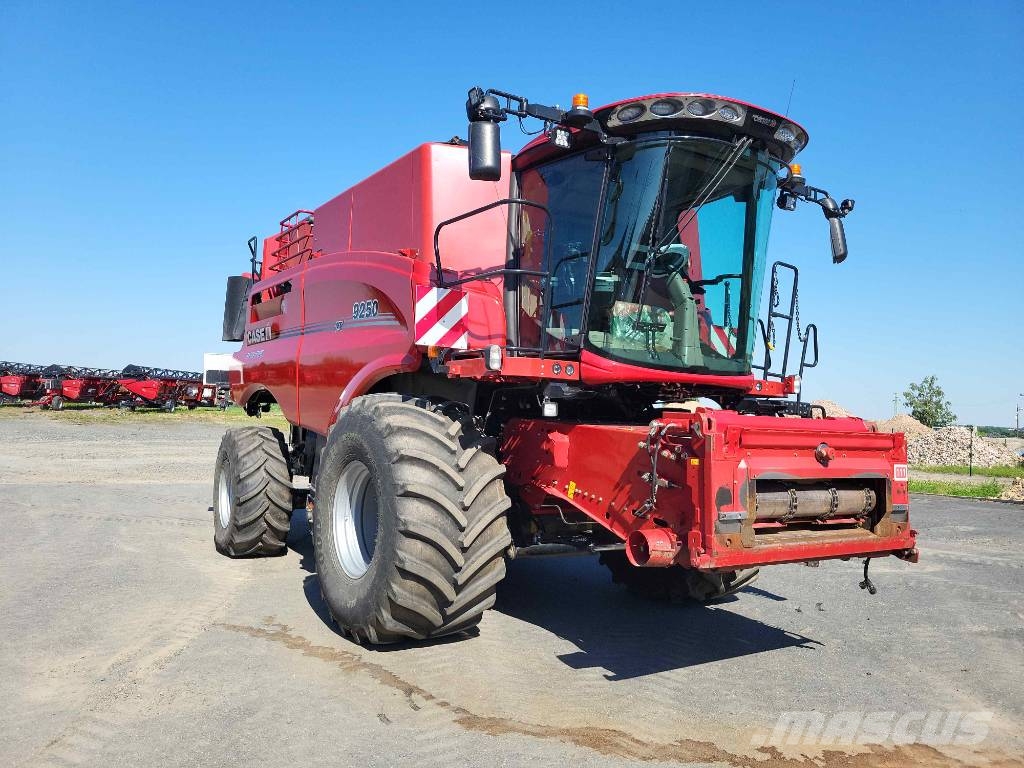 Case IH 9250 Axial Flow + MacDon FD 235 + trailer Cosechadoras combinadas