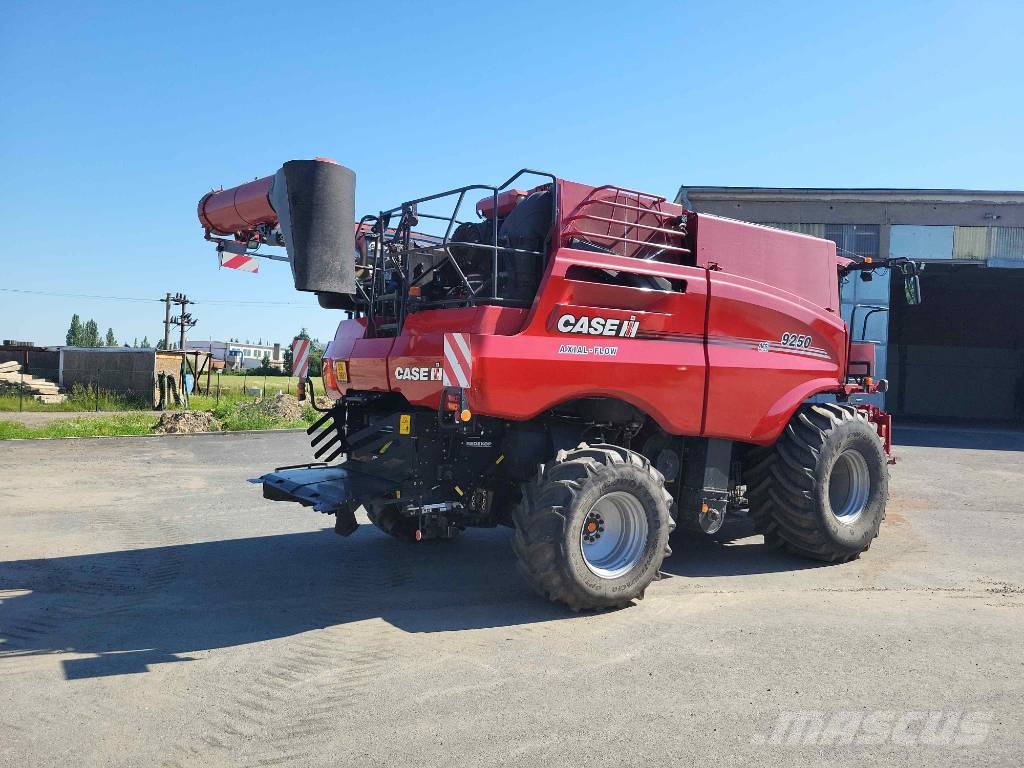 Case IH 9250 Axial Flow + MacDon FD 235 + trailer Cosechadoras combinadas