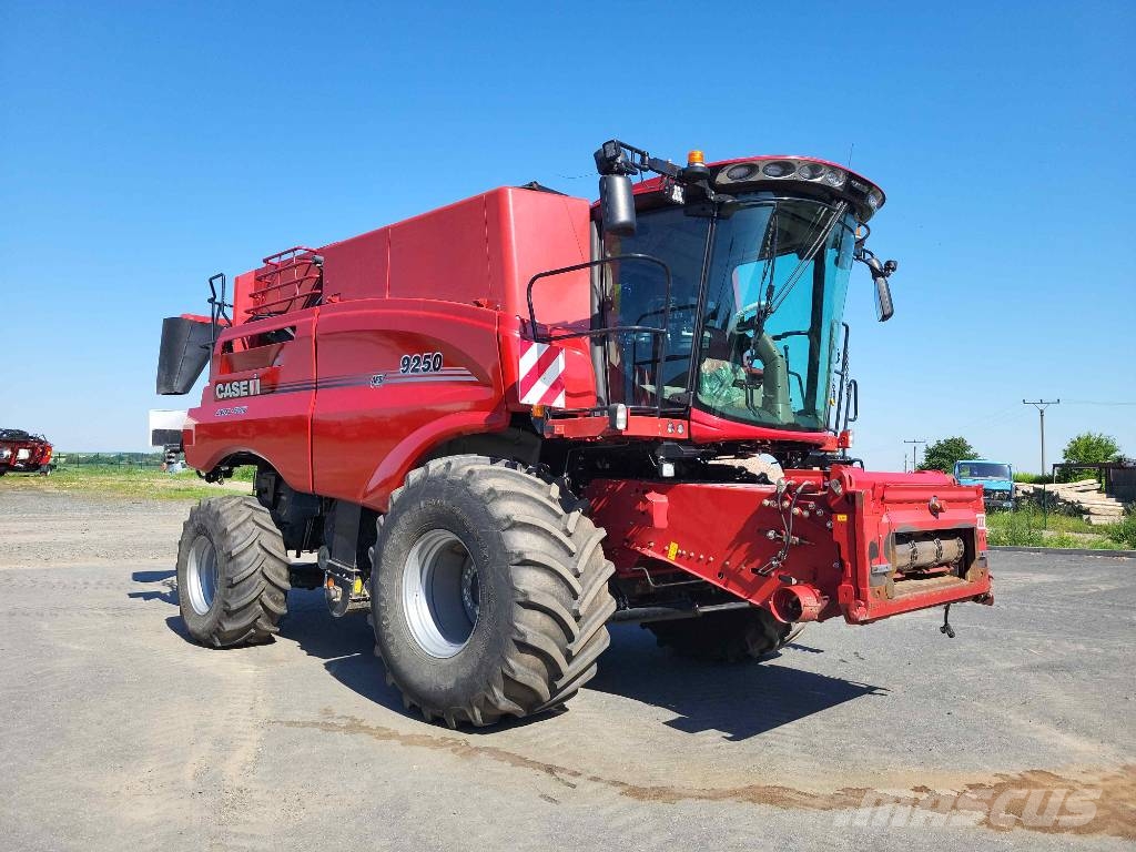 Case IH 9250 Axial Flow + MacDon FD 235 + trailer Cosechadoras combinadas