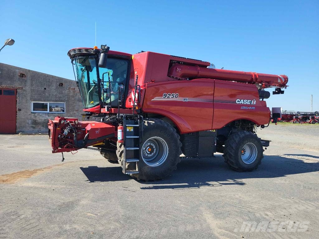 Case IH 9250 Axial Flow + MacDon FD 235 + trailer Cosechadoras combinadas