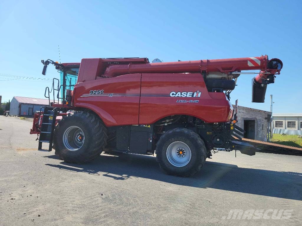 Case IH 9250 Axial Flow + MacDon FD 235 + trailer Cosechadoras combinadas