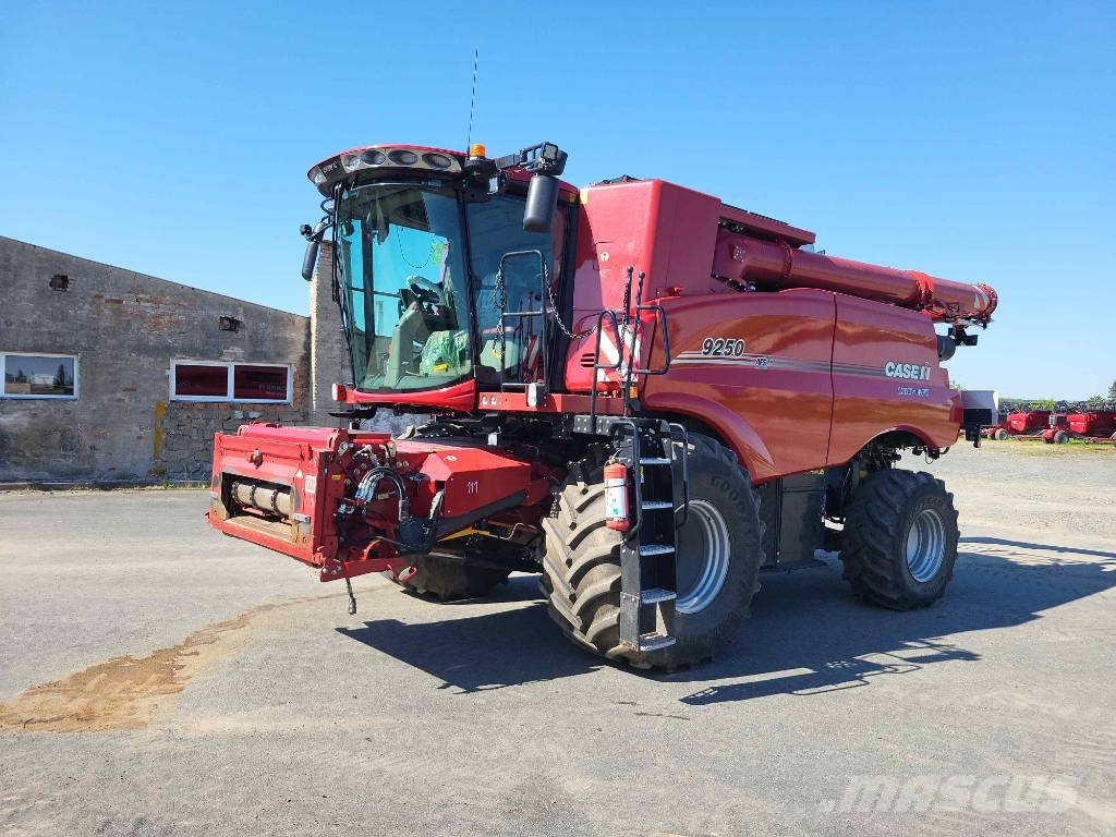 Case IH 9250 Axial Flow + MacDon FD 235 + trailer Cosechadoras combinadas