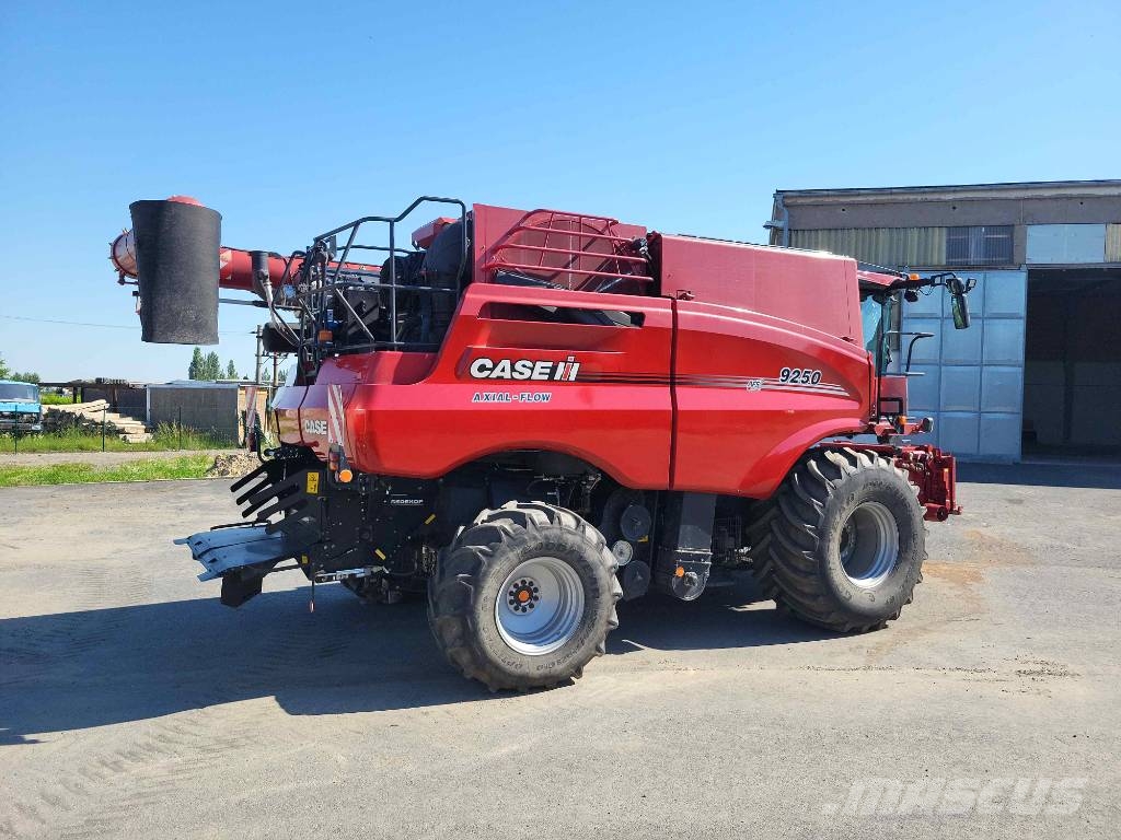 Case IH 9250 Axial Flow + MacDon FD 235 + trailer Cosechadoras combinadas