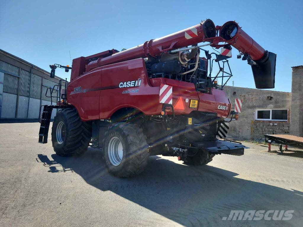 Case IH 9250 Axial Flow + MacDon FD 235 + trailer Cosechadoras combinadas