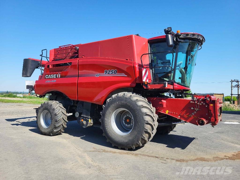 Case IH 9250 Axial Flow + MacDon FD 235 + trailer Cosechadoras combinadas
