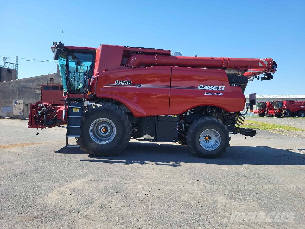 Case IH 9250 Axial Flow + MacDon FD 235 + trailer Cosechadoras combinadas