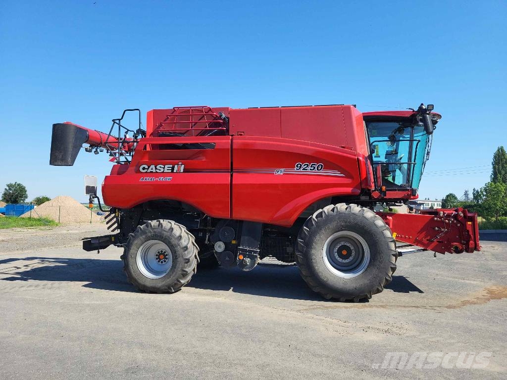 Case IH 9250 Axial Flow + MacDon FD 235 + trailer Cosechadoras combinadas