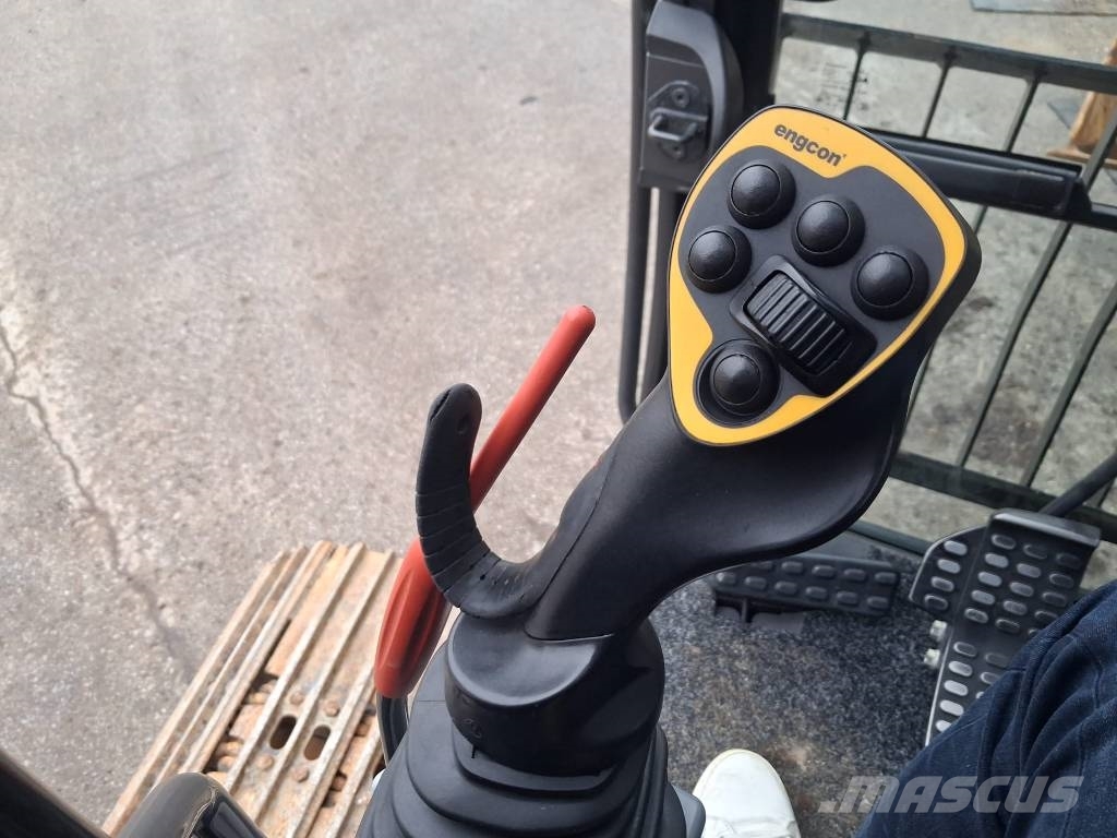 Hitachi ZX 135 US-6 Engcon Kāpurķēžu ekskavatori