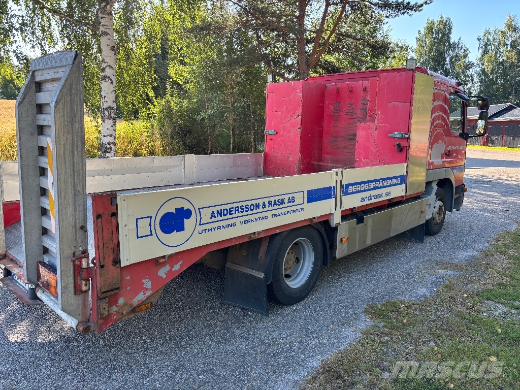 Mercedes-Benz bytes Flakbil med ramp 1023 Platte bakwagens