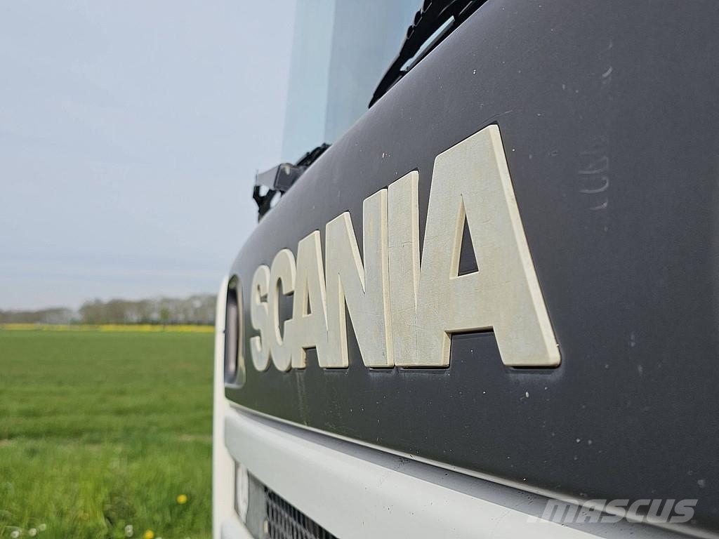 Scania P94.260 6X2 HIAB CRANE Camiones de cama baja