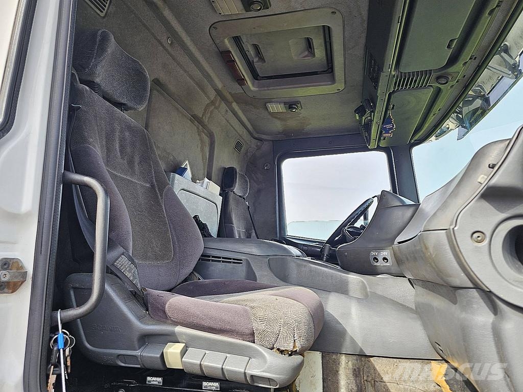 Scania P94.260 6X2 HIAB CRANE Camiones de cama baja
