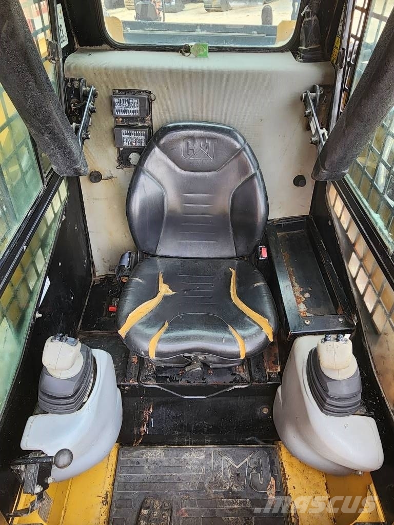 CAT 259 B لوادر انزلاقية التوجيه