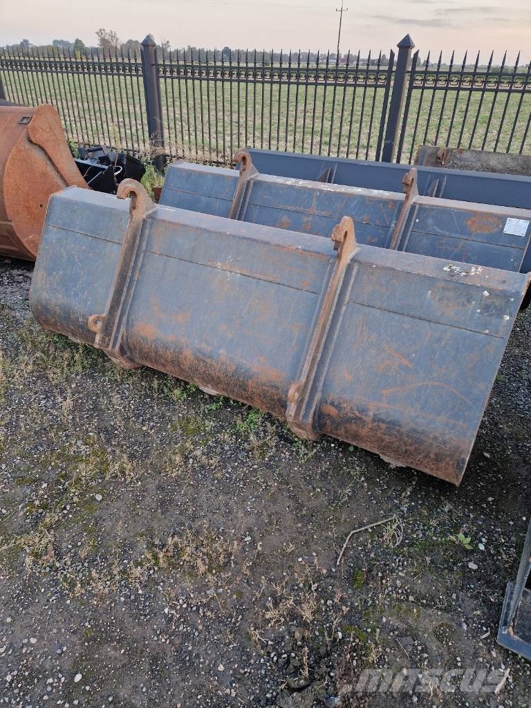 JCB 531-70 535-95 540-140 540-170 دلاء