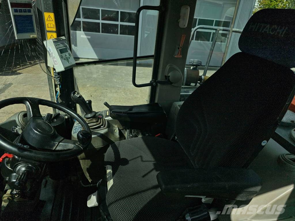 Hitachi ZW250 لوادر بعجل