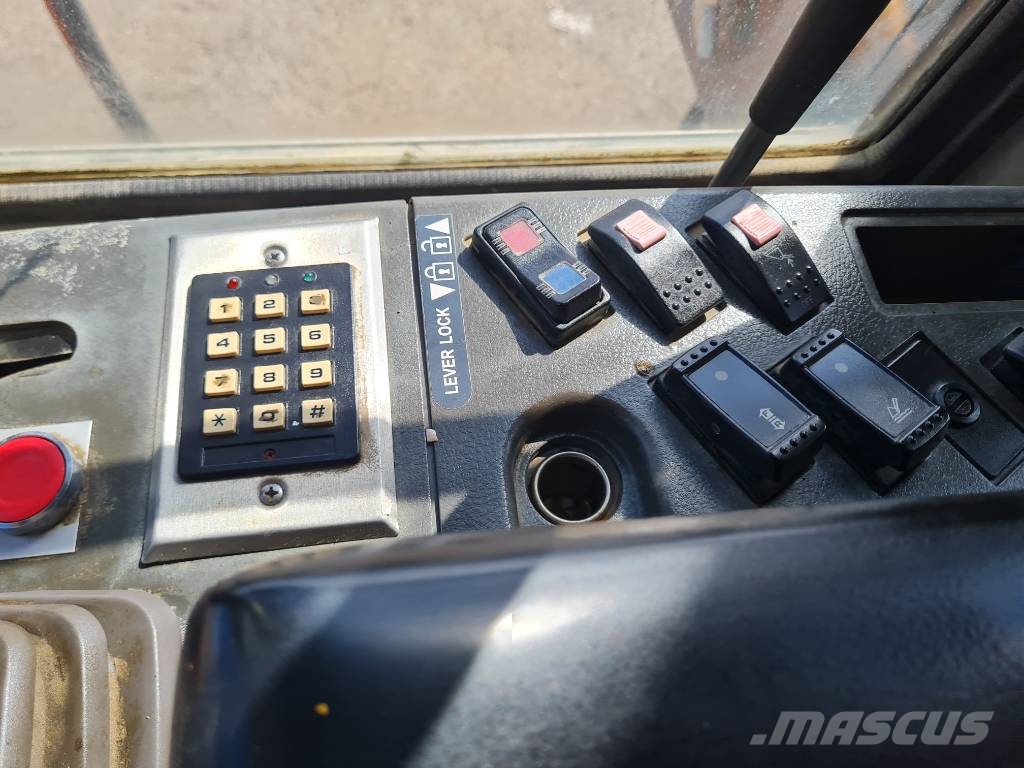 Hitachi ZW250 لوادر بعجل