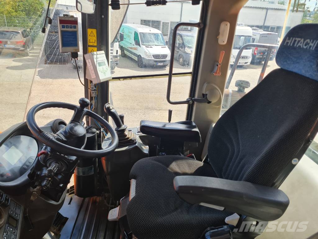 Hitachi ZW250 لوادر بعجل