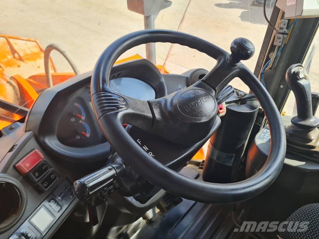 Hitachi ZW250 لوادر بعجل