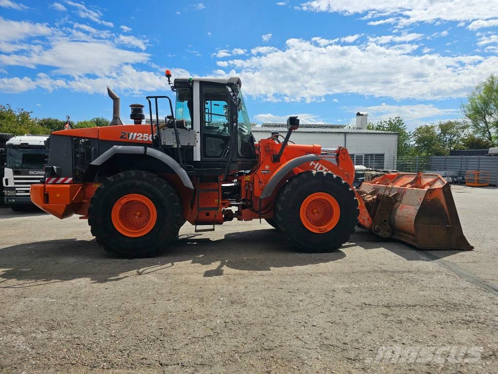 Hitachi ZW250 لوادر بعجل