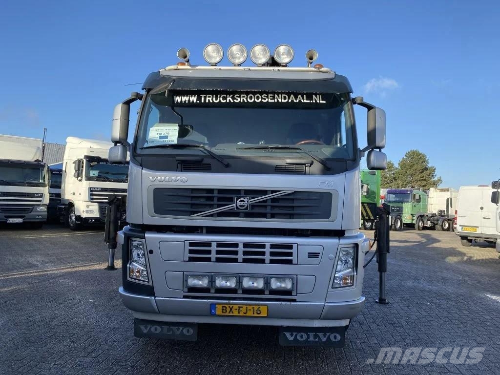 Volvo FM 370 + Euro 5 + Palfinger Z-Q170 Crane + 30ton N Treileri ar āķi