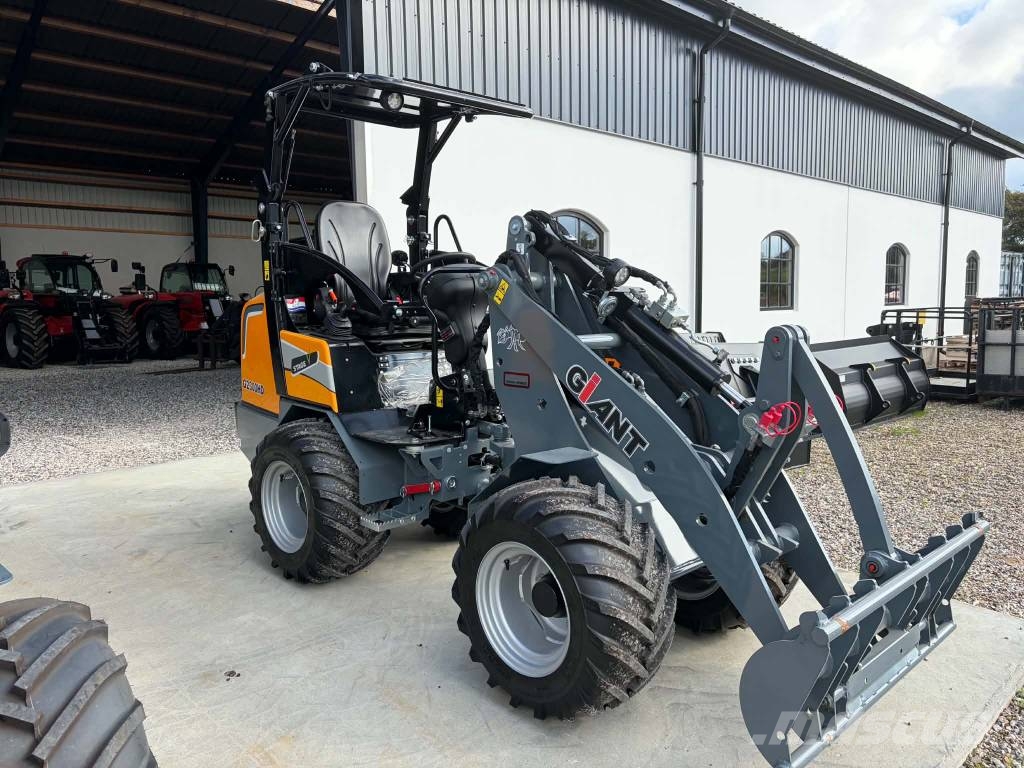 GiANT G 2300 HD Mini loaders