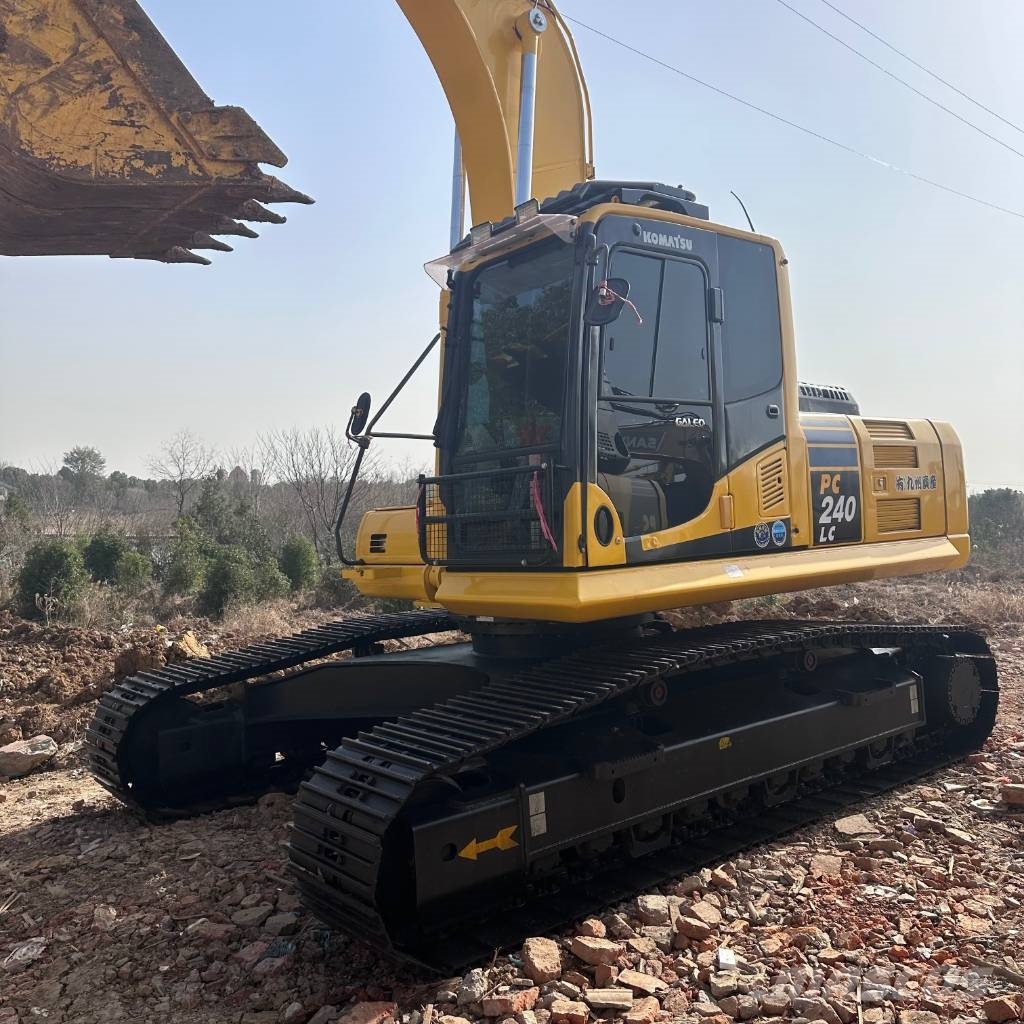 Komatsu 240LC-8 Pelle sur chenilles